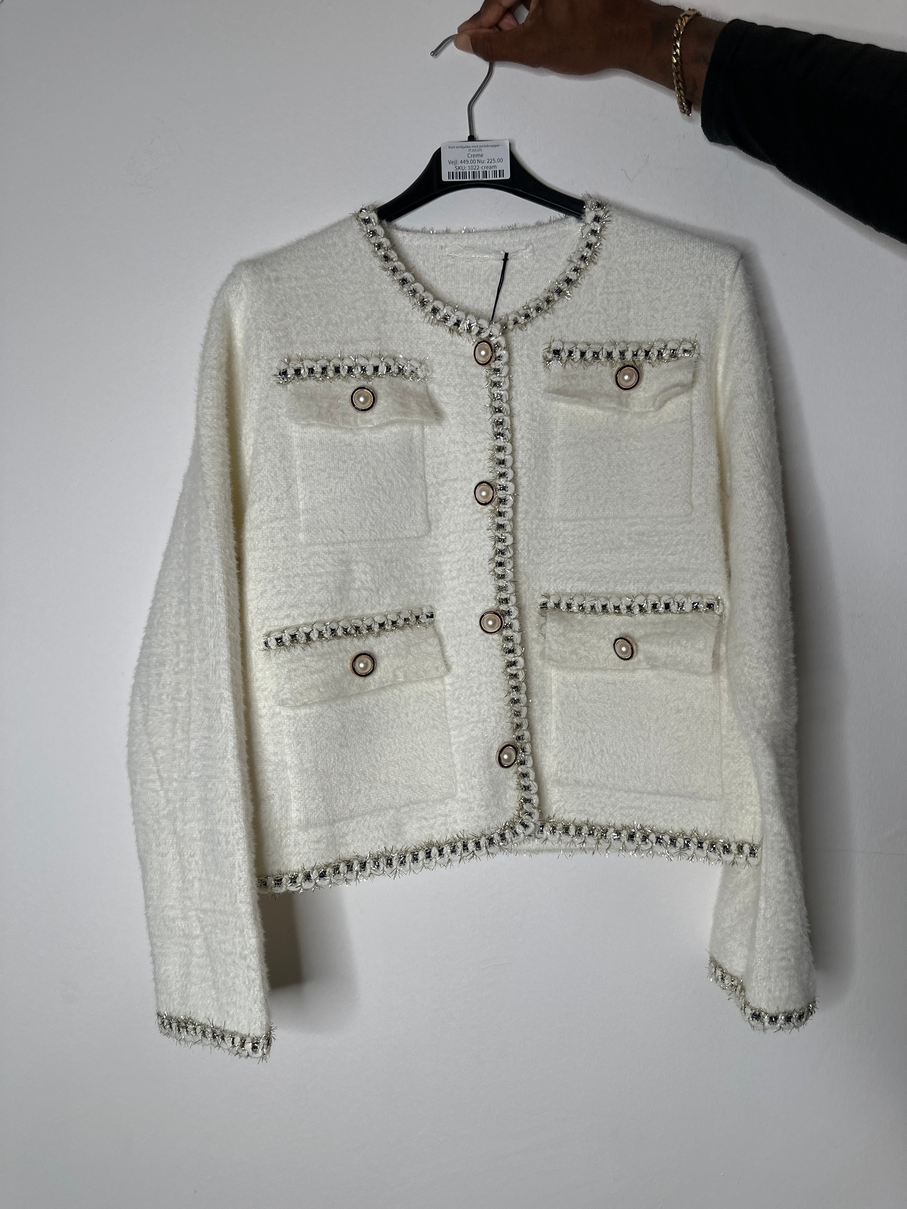 Kort strikjakke med perleknapper - ITJULI25 by Z-Studio