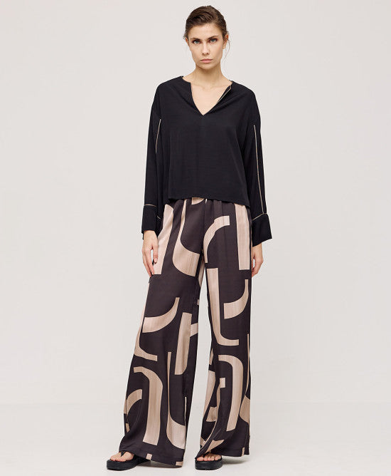 Access Fashion Bluse med V-hals og metallic kant by Access Fashion