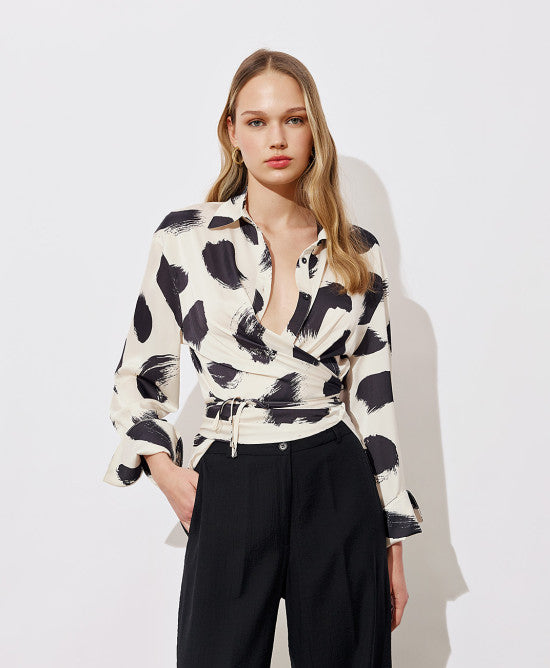 Access Fashion Wrapbluse med print by Access Fashion