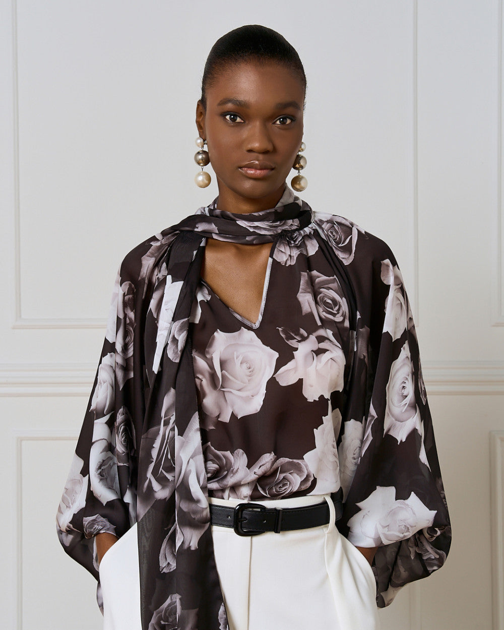 Access Blomsterbluse med bindebånd i halsudskæringen by Access Fashion