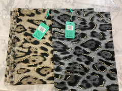 Tørklæde med dyreprint og guld detaljer by Katier