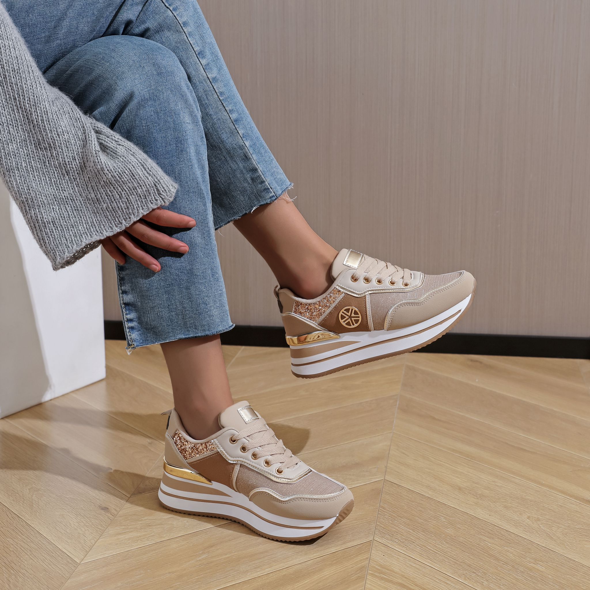 Sneakers med shiny detaljer og glitter by Flyfor