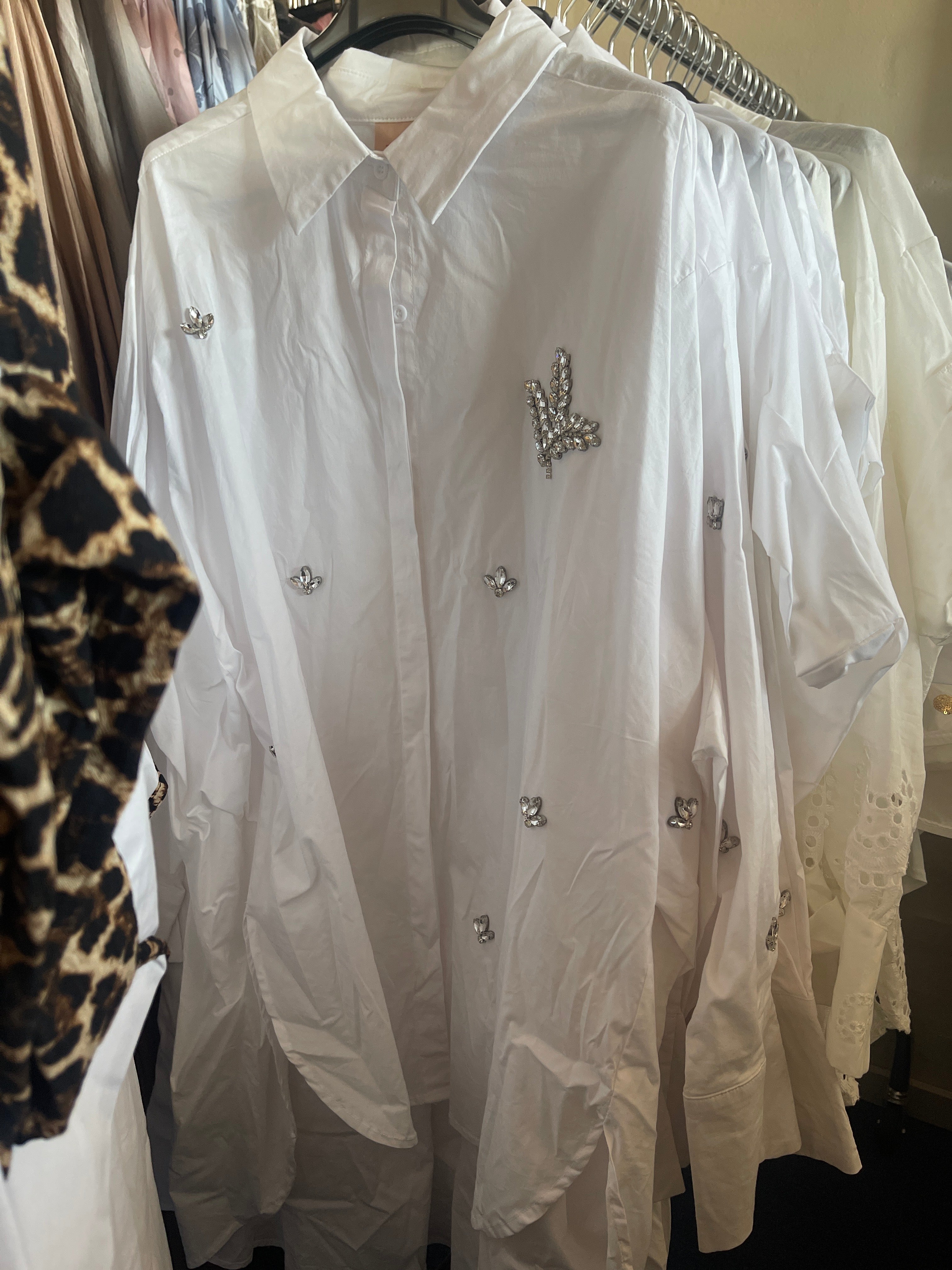 Oversize skjorte med bling juveler by Zeta Otto