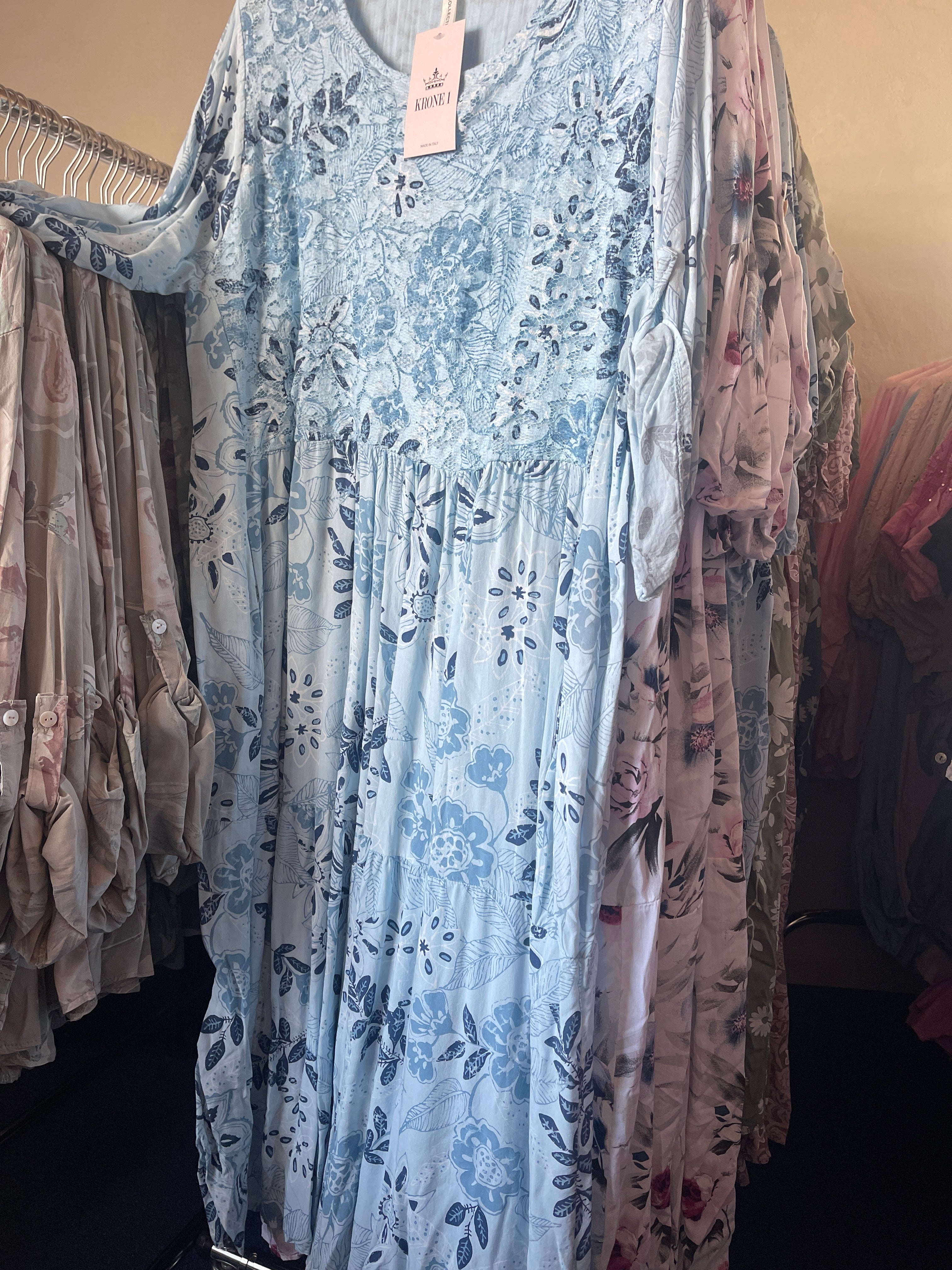 Kjole med blonde bord og blomster print lyseblå by Miss Style