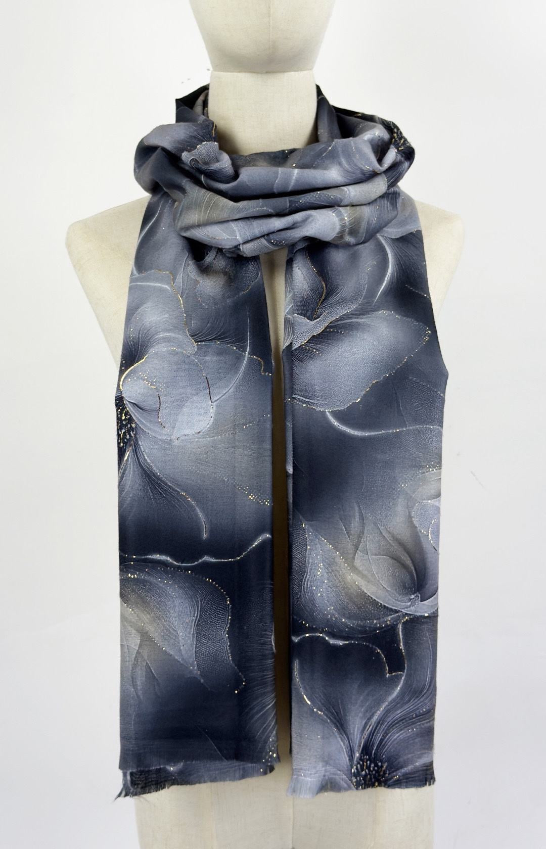 Tørklæde med elegant blomster mønster by Katier