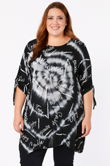 T-shirt med batik og tekst - ITJULI25 by G9