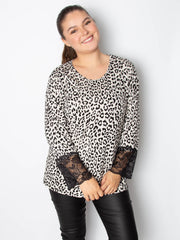 Langærmet bluse med leo print og blondeærme - Ingen returret by Krone 1