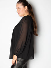 Bluse med blonde v udskæring by Krone 1