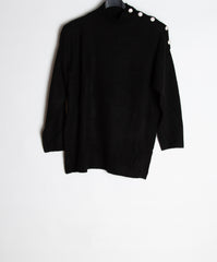 Strik med turtleneck og bling knapper på skulder - Ingen returret - ITNOV24 by Krone 1