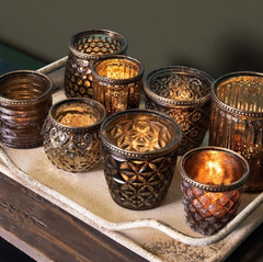 Brun fyrfadsstage i glas med blomster 9x9 cm romantisk og dekorativ lysestage by C&E