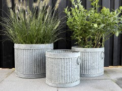 Skjuler med riller – Runde, sæt af 3 Rustikke metalpotter by Chic Antique