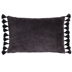 Grå fløjlspude med kvast 40 X 60 CM by ByLiving