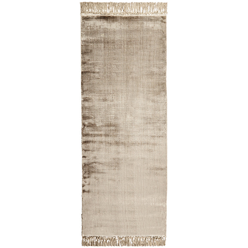 Sand Fringe Rug 1 – Smalt sandfarvet tæppe med frynser by ByLiving