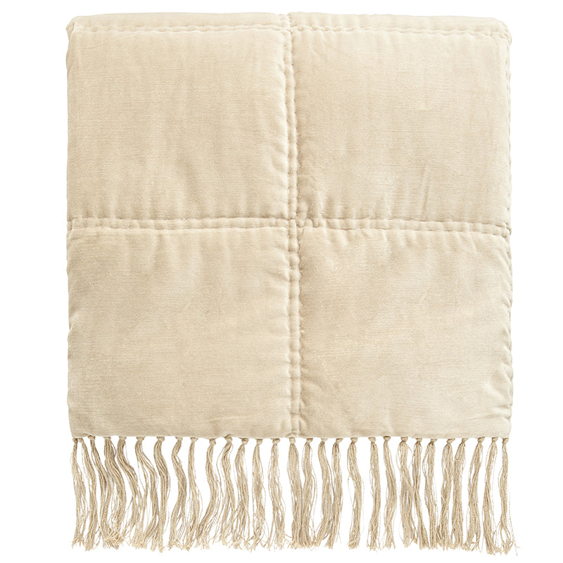 Sand Velvet Bedspread – Luksuriøst sengetæppe i blød velour med frynser by ByLiving