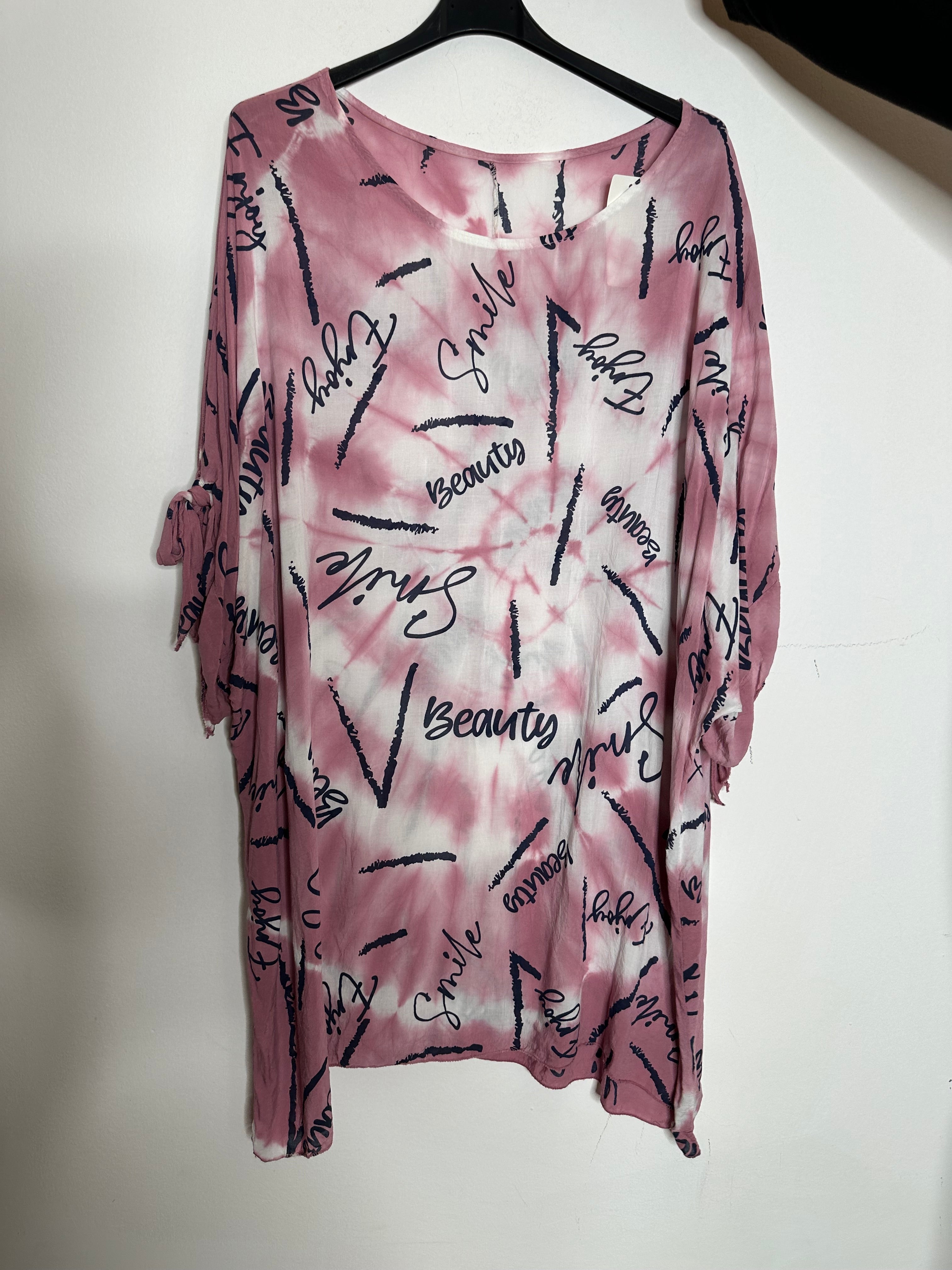 T-shirt med batik og tekst - ITJULI25
