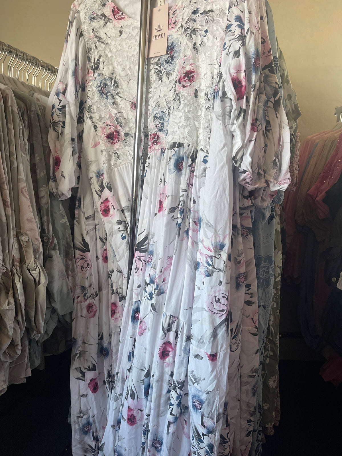 Kjole med blonde bord og blomster print
