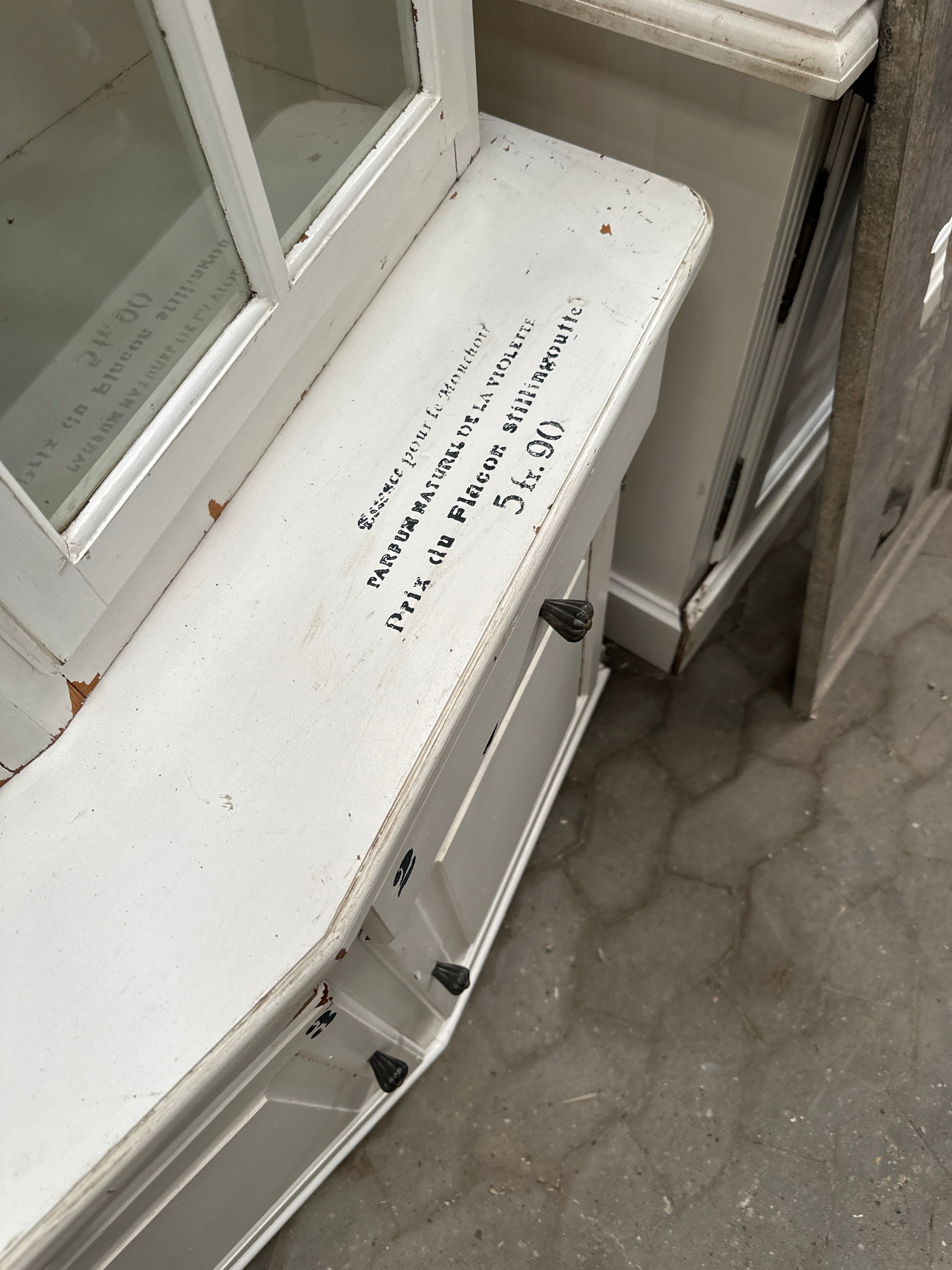Hvid vitrine med tekst h185 b100 d50
