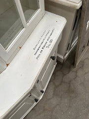 Hvid vitrine med tekst h185 b100 d50
