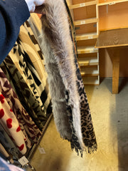 Leopard tørklæde med faux fur taupe