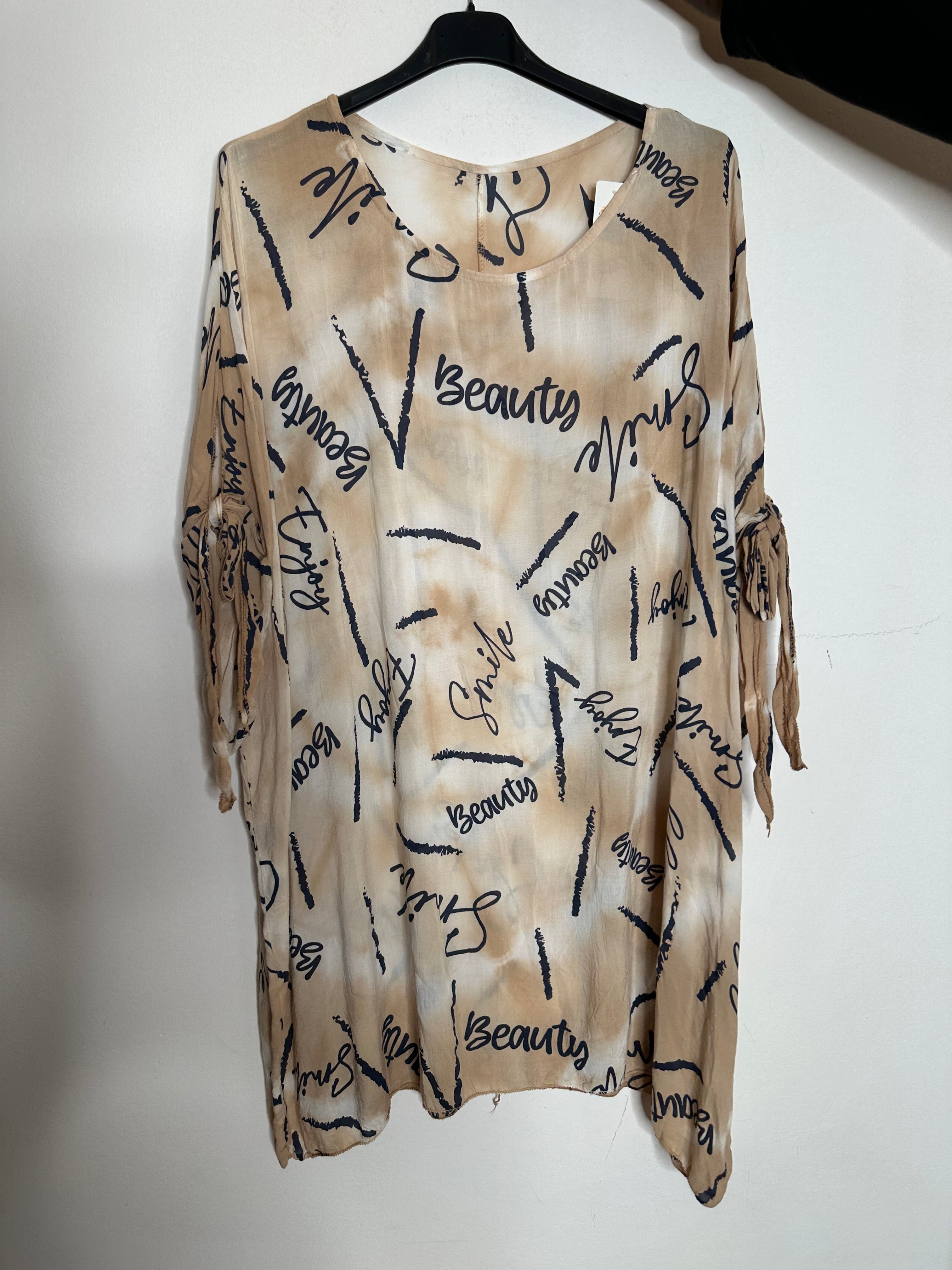 T-shirt med batik og tekst - ITJULI25