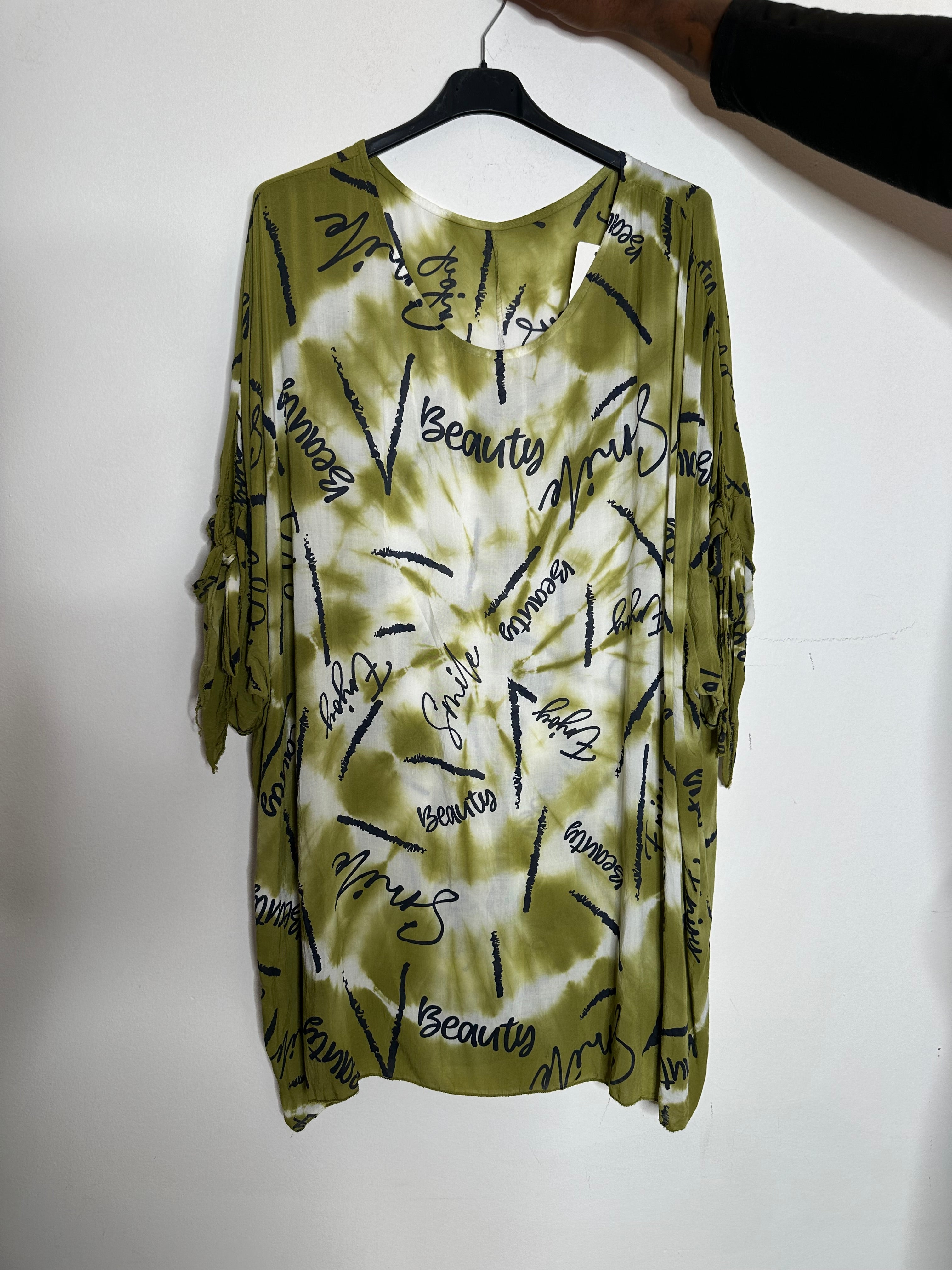 T-shirt med batik og tekst - ITJULI25