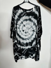 T-shirt med batik og tekst - ITJULI25