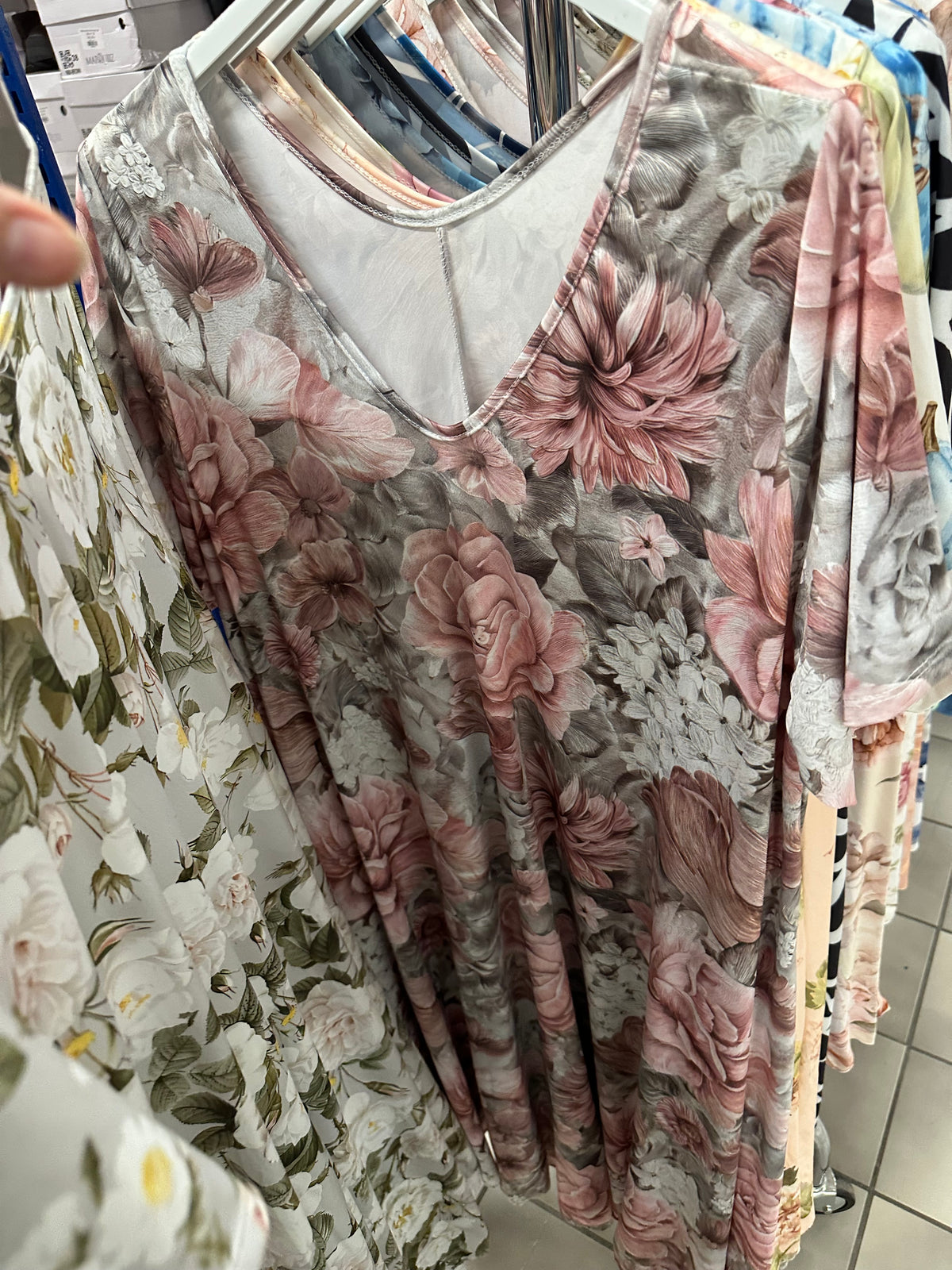 A-shape kjole med grå baggrund og blomster - Brystmål 130cm - Preorder