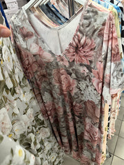 A-shape kjole med grå baggrund og blomster - Brystmål 130cm - Preorder