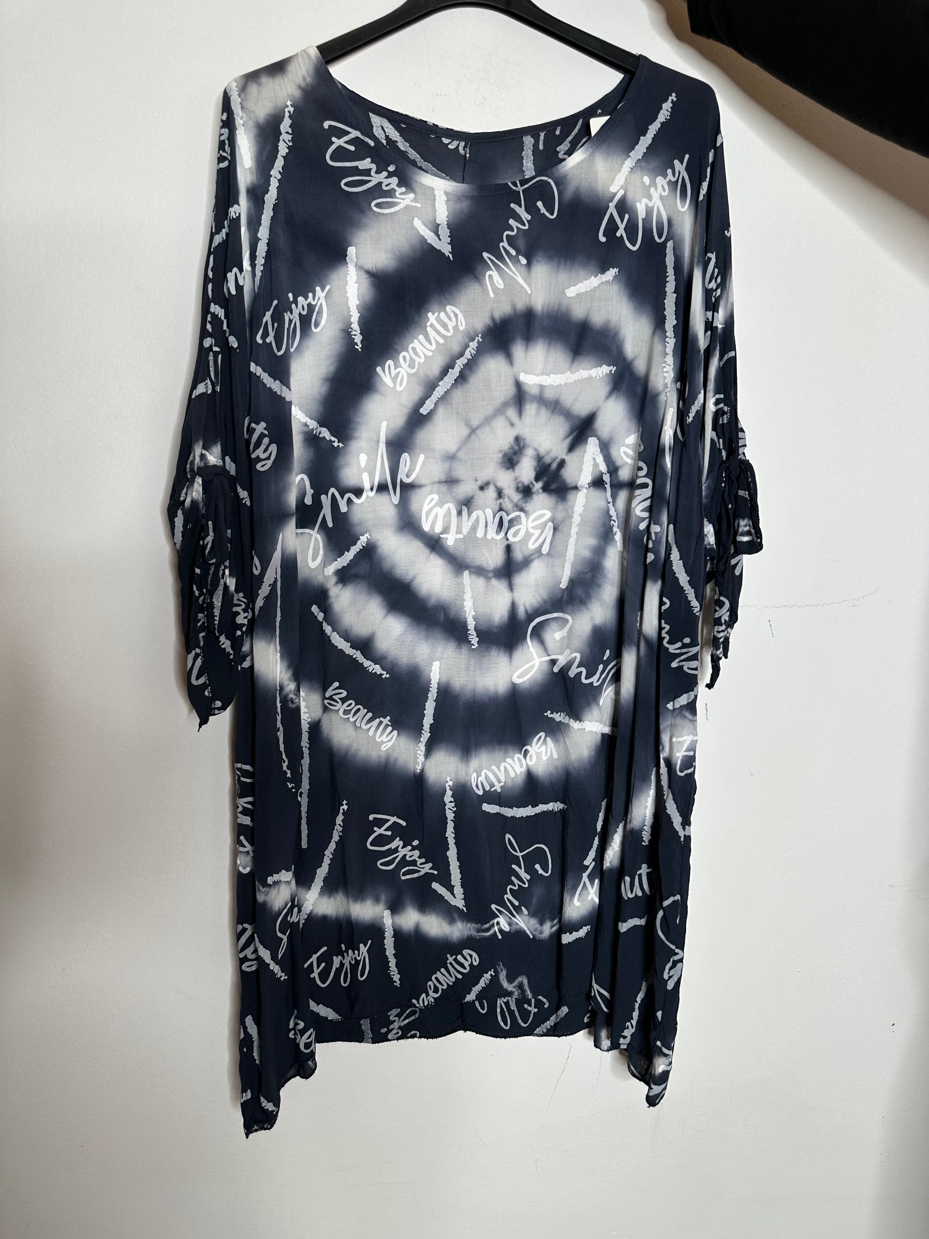 T-shirt med batik og tekst - ITJULI25