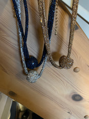 Halskæde med bold detalje by Krone 1