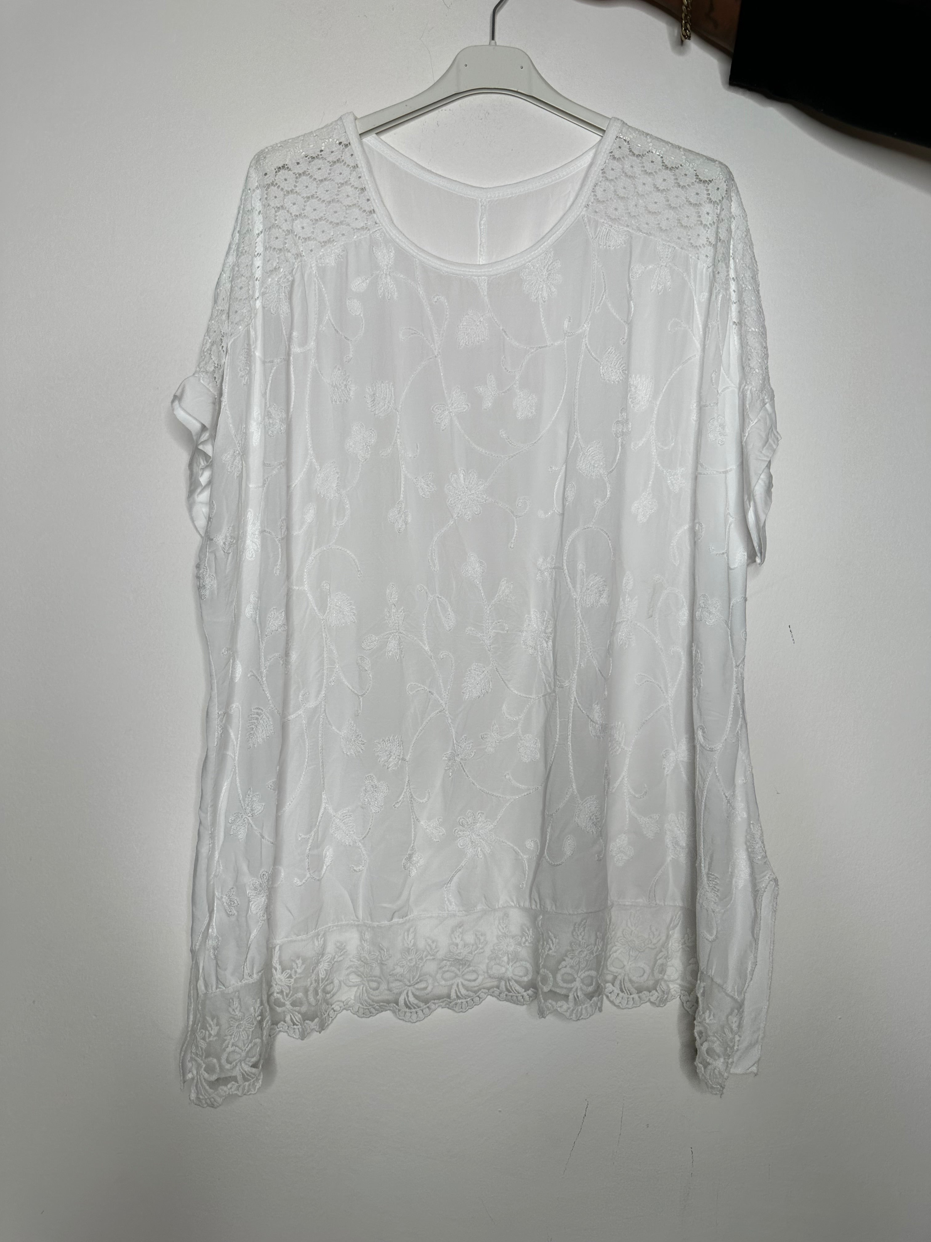 Blonde T-shirt med bord - ITJULI25