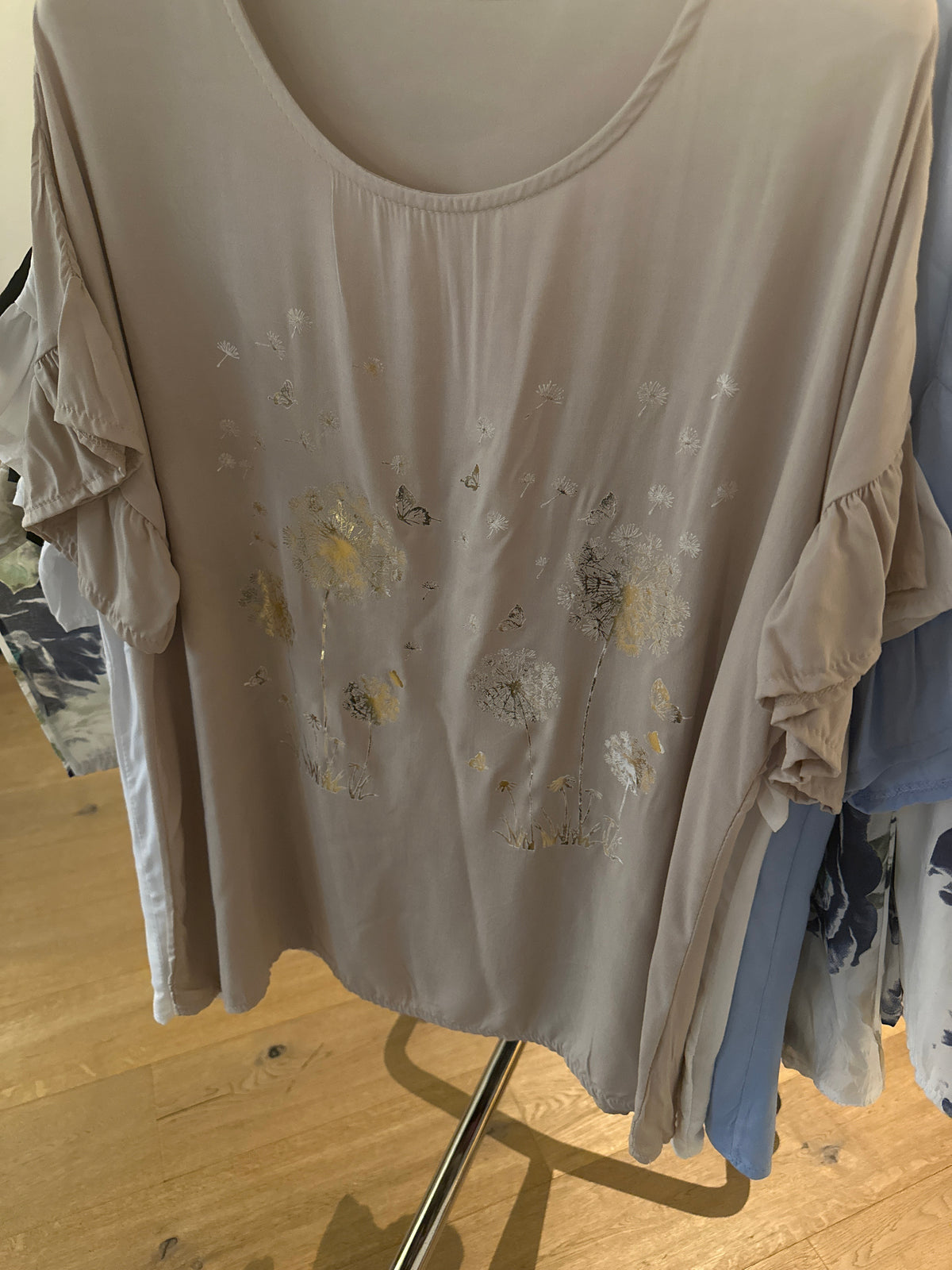 T-shirt med blomster og sommerfugle - Brystmål 120cm - M:Viskose -ITMARTS25