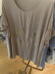T-shirt med blomster og sommerfugle - Brystmål 120cm - M:Viskose -ITMARTS25