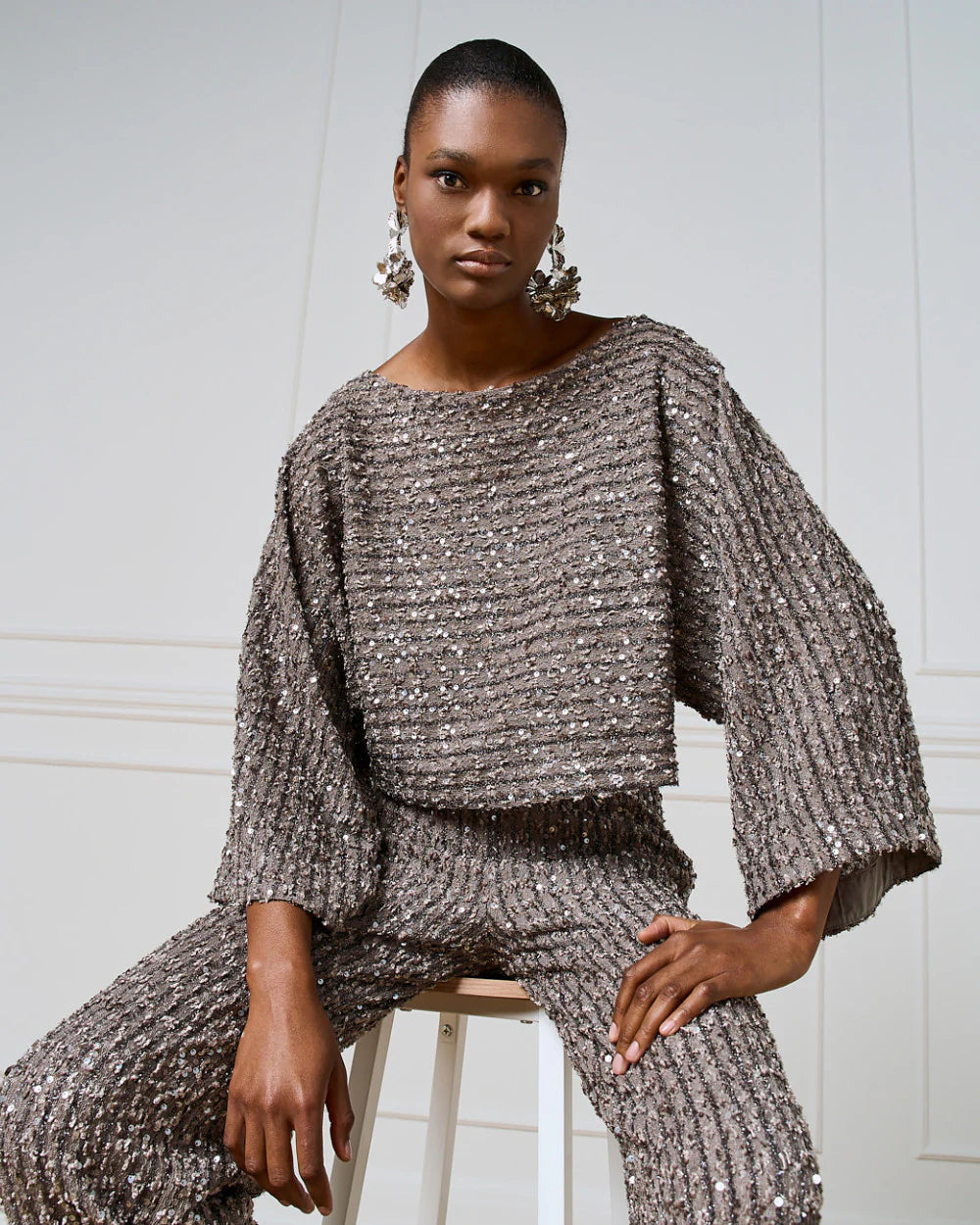 Access Langærmet top med pailletter og bådudskæring by Access Fashion