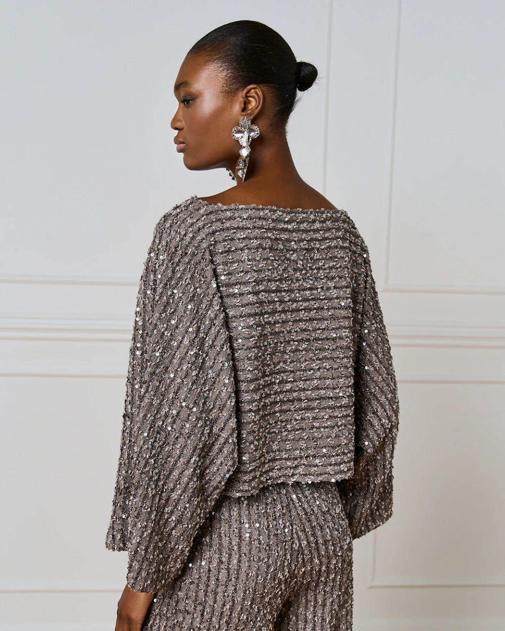 Access Langærmet top med pailletter og bådudskæring by Access Fashion