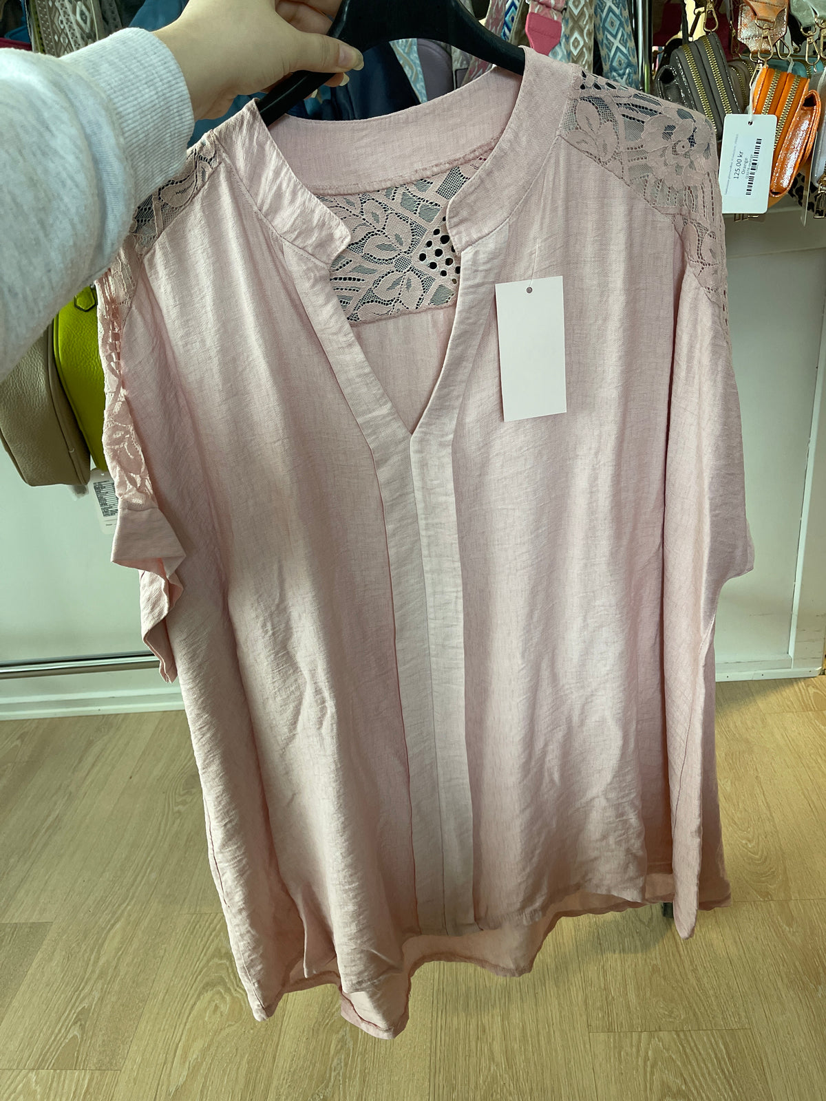 Bluse med blonde ryg og ærme - Brystmål 130cm
