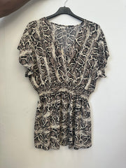 Bluse med smocktalje slange print - ITJULI25