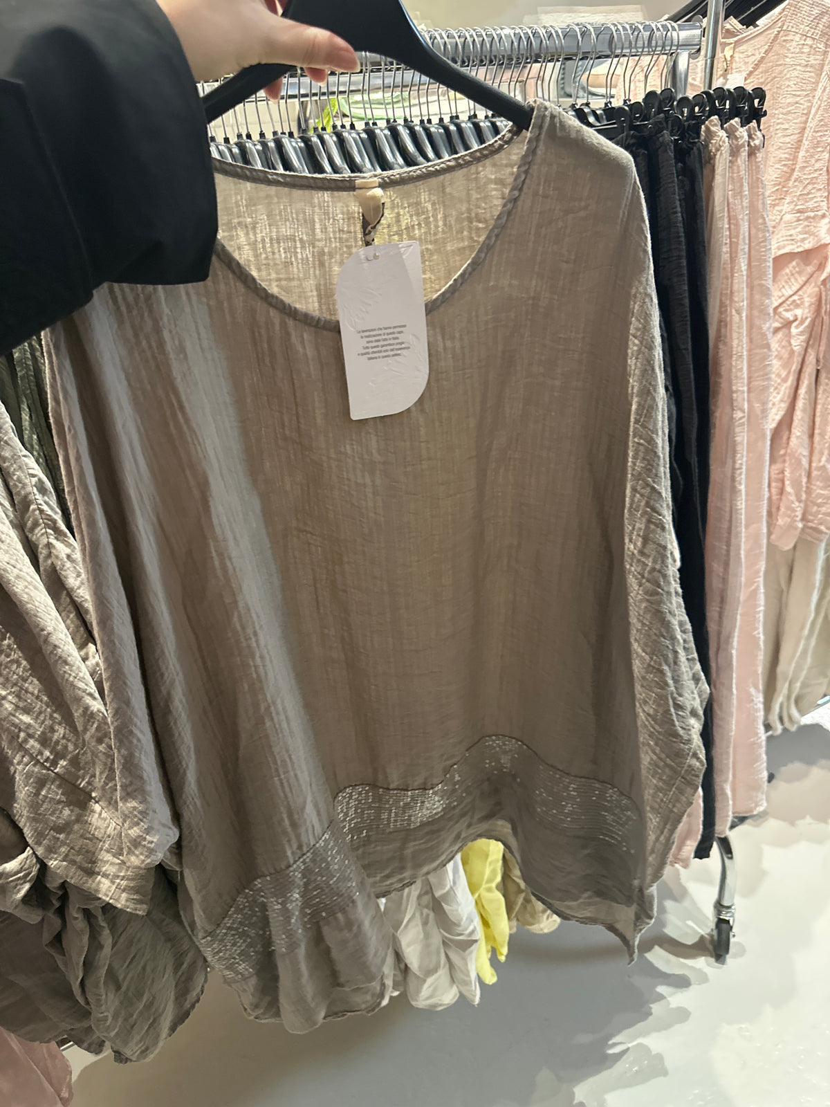 Bluse med pailletter forneden