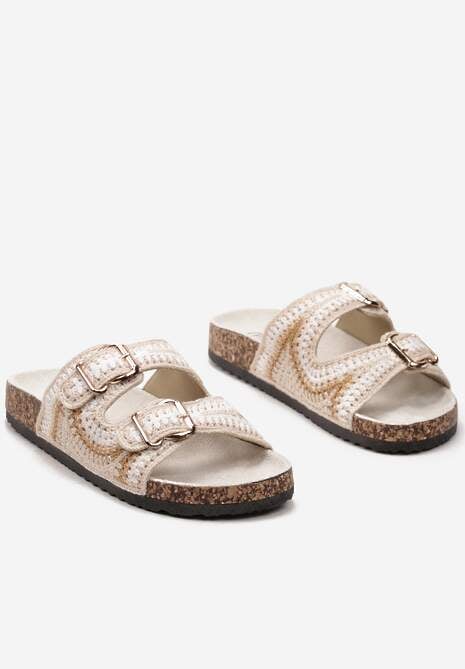 Sandal med hækling og spænder