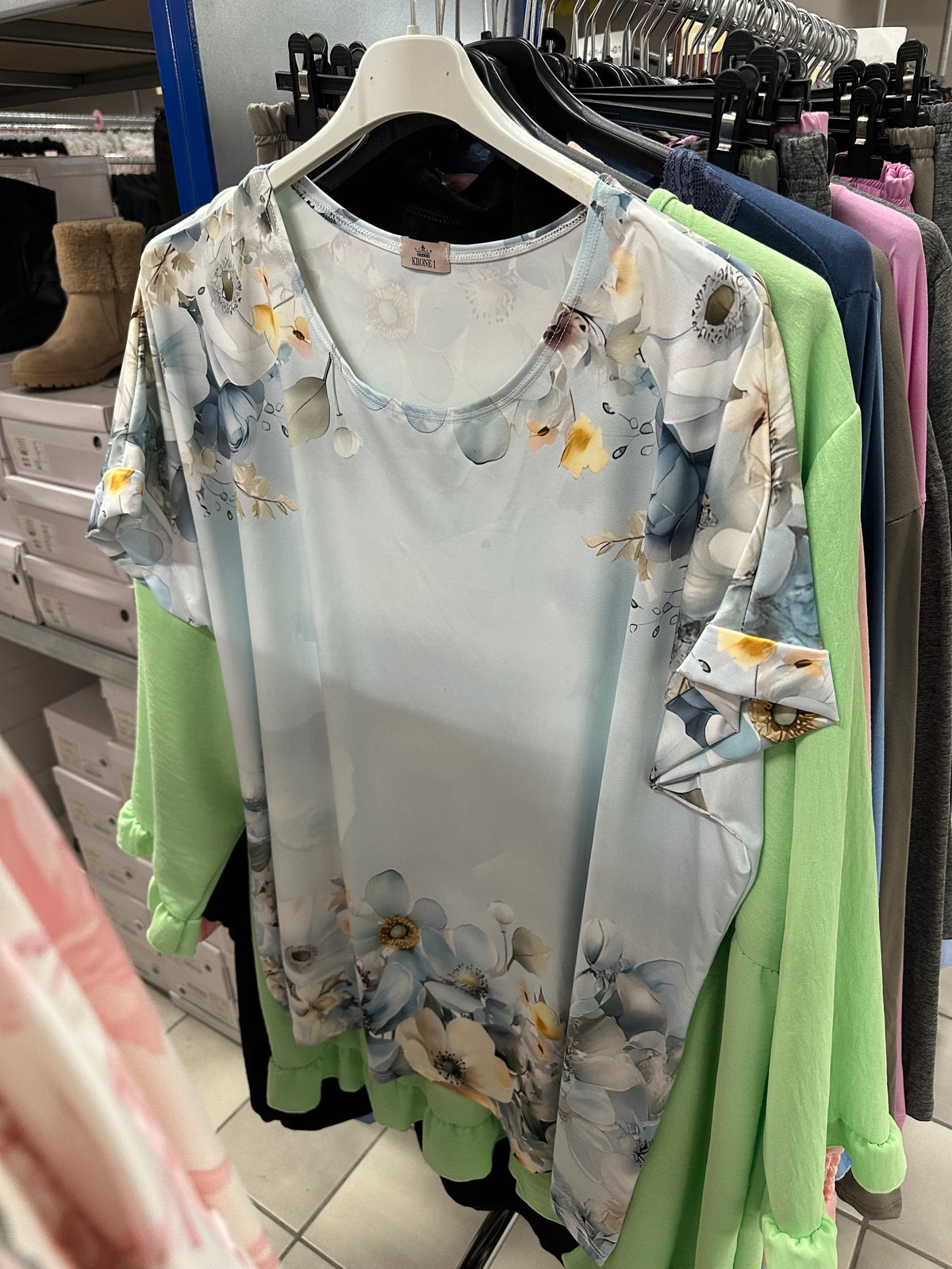 T-shirt med blåt mønster - Brystmål 130cm by D1