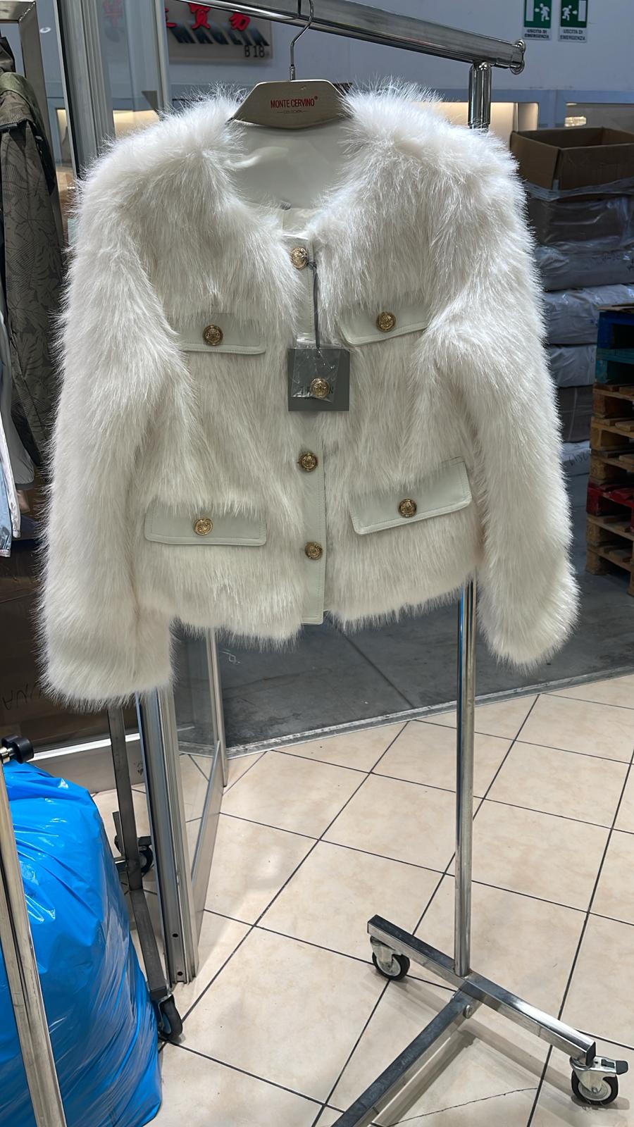 Hvid faux fur jakke med guldknapper