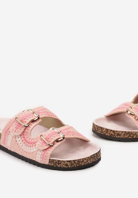 Sandal med hækling og spænder