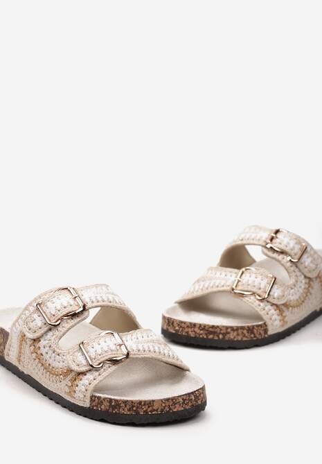 Sandal med hækling og spænder