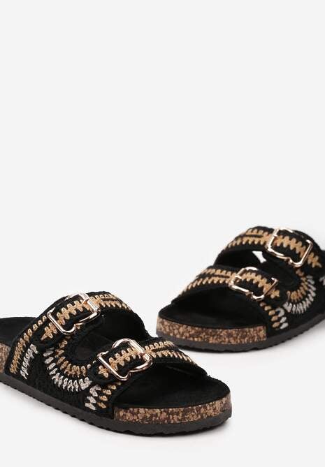 Sandal med hækling og spænder