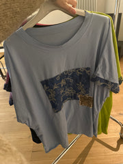 T-shirt med denim detaljer - Brystmål 130cm - M:Bomuld - ITMARTS25