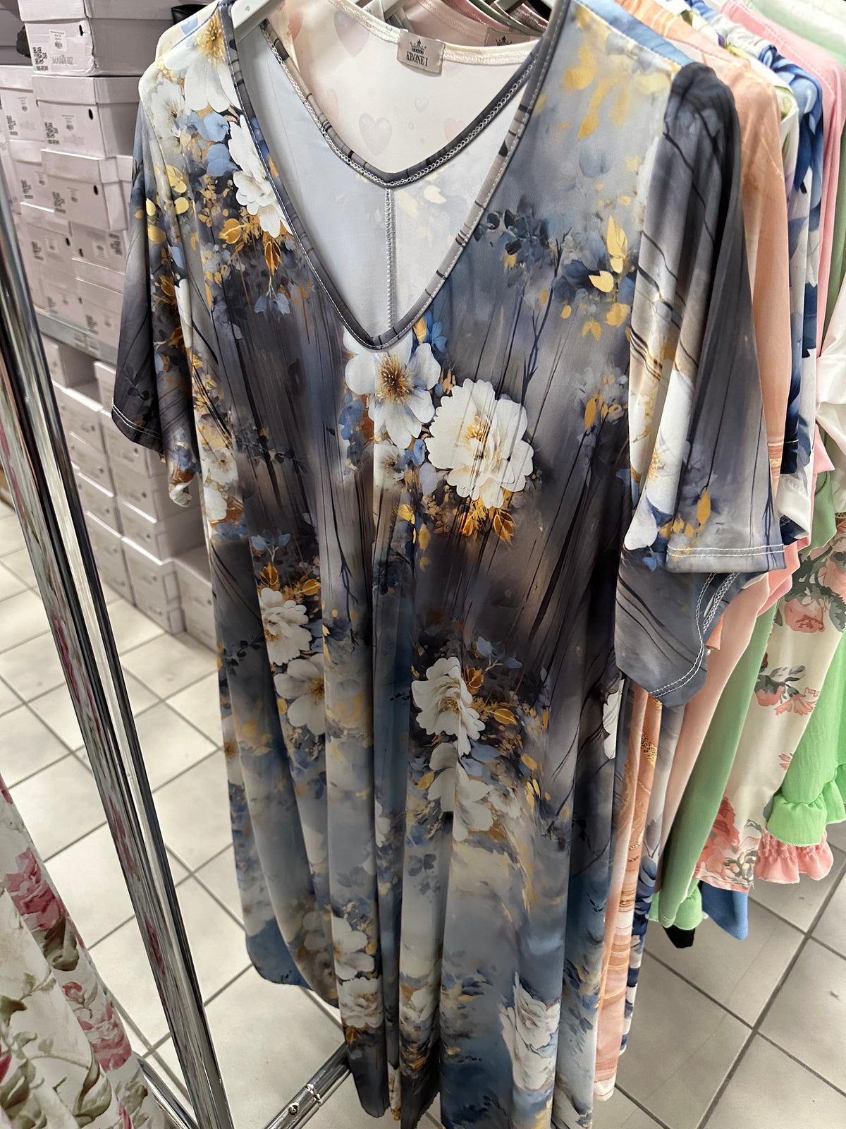 A-shape kjole med blå blomster og guld - Brystmål 130cm - Preorder