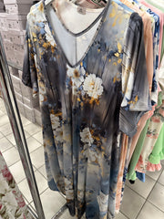 A-shape kjole med blå blomster og guld - Brystmål 130cm - Preorder