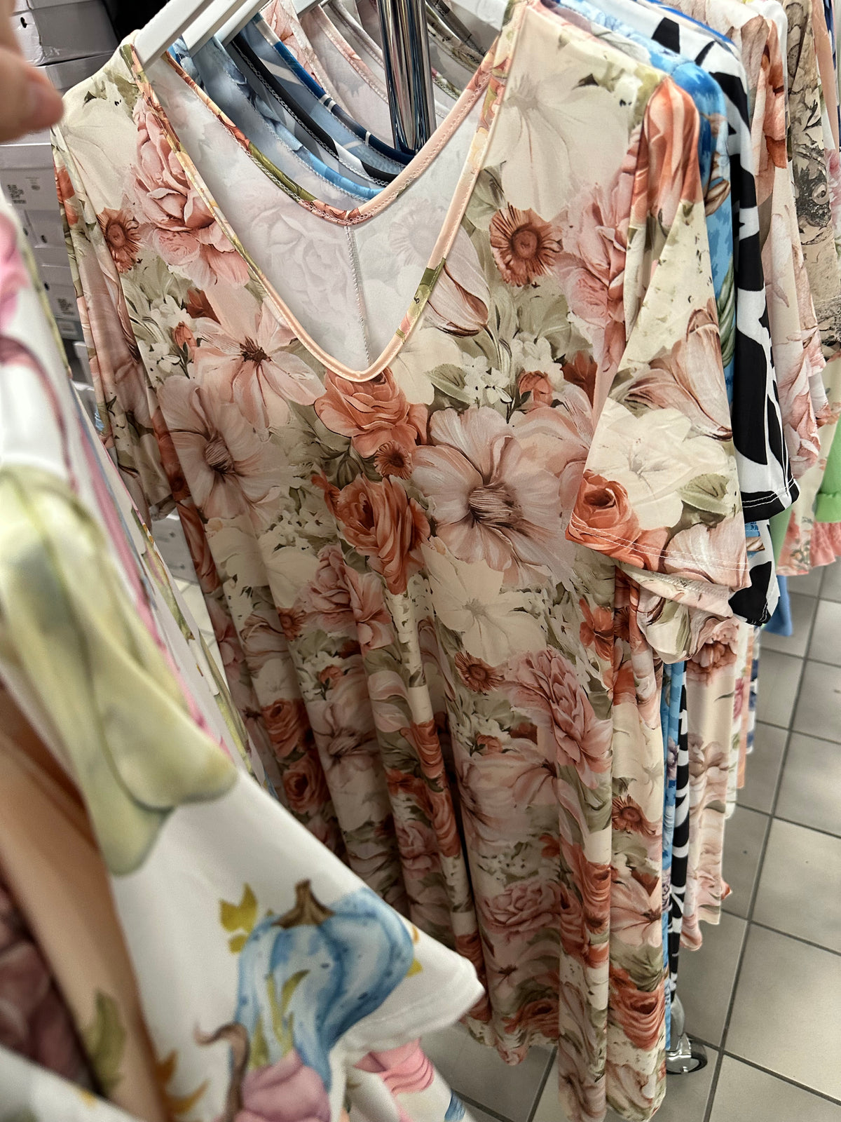 A-shape kjole med mix blomster - Brystmål 130cm - Preorder