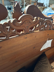 Træbænk med udskæringer h118 b185 d82 by Krone 1