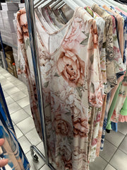A-shape kjole med blomster beige - Brystmål 130cm - Preorder